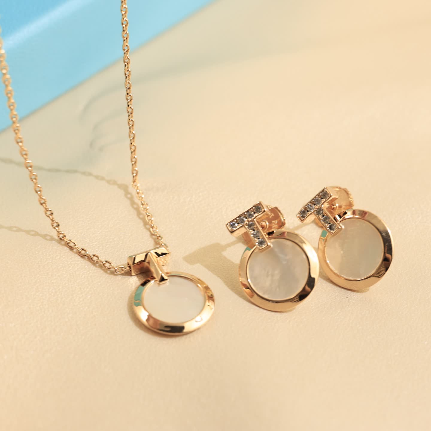 Tiffany & Co Elegant Circle Pendant Necklace